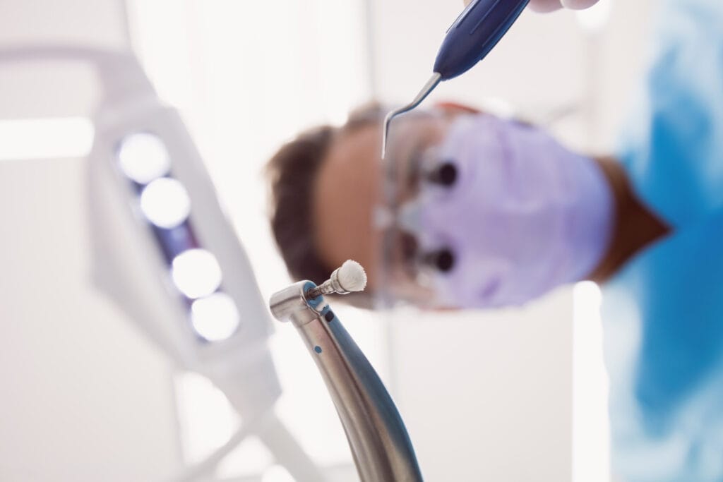 Przygotowanie do zabiegu stomatologicznego w nowoczesnej klinice dentystycznej.