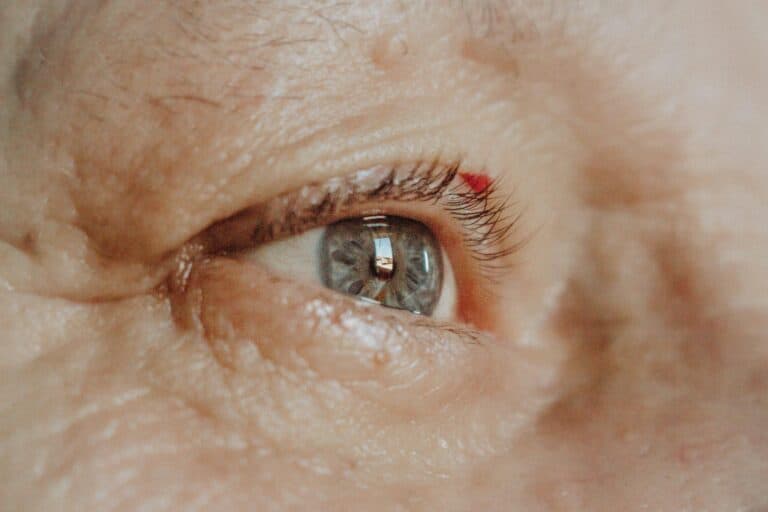 Przednia część oka z bliska, szczegółowa fotografia, zdrowa skóra wokół oka.