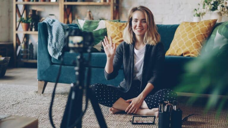 Autentyczna kobieta nagrywa vlog w domowym wnętrzu, relacja na żywo, Wigor Życia.