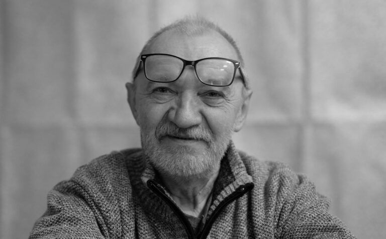 Przedstawiciel seniora z okularami, dbający o higienę wzroku po 60. roku życia.